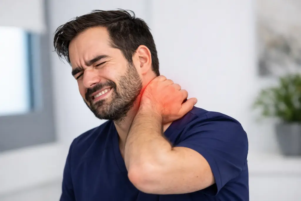 Nackenschmerzen behandeln: Wenn die HWS Probleme macht – Ursachen, Symptome und was wirklich hilft